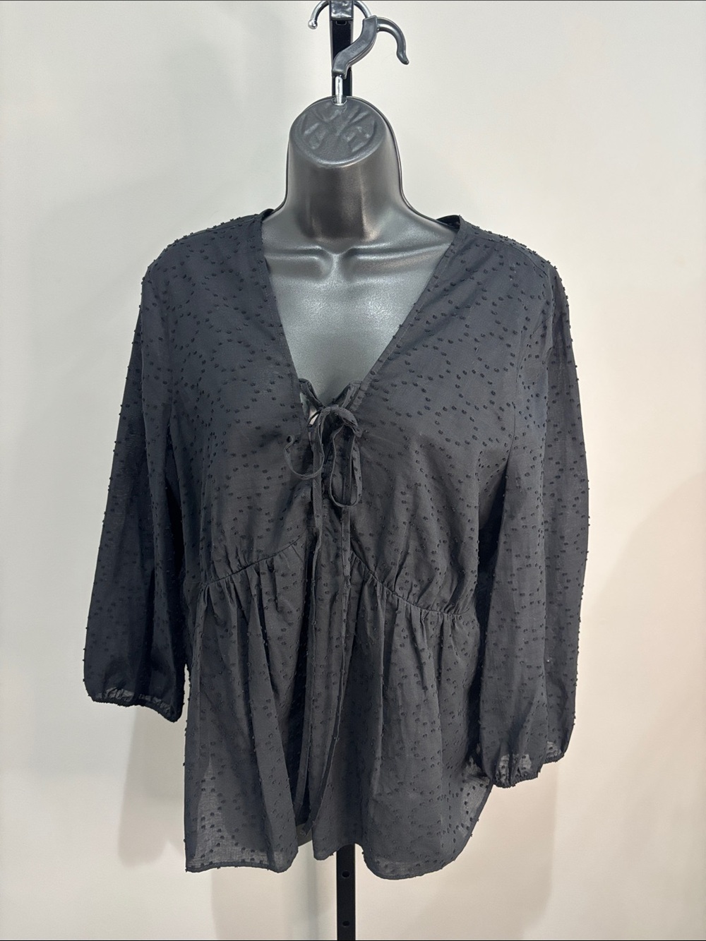 BCBGMaxAzria Black V Neck Tie Front Flowy Top Size Large